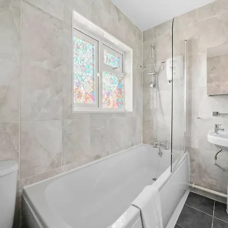 Spacious Luxury Garden House Free Parking 別荘 *