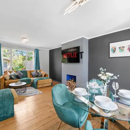 بيت للعطل Spacious Luxury Garden House Free Parking *