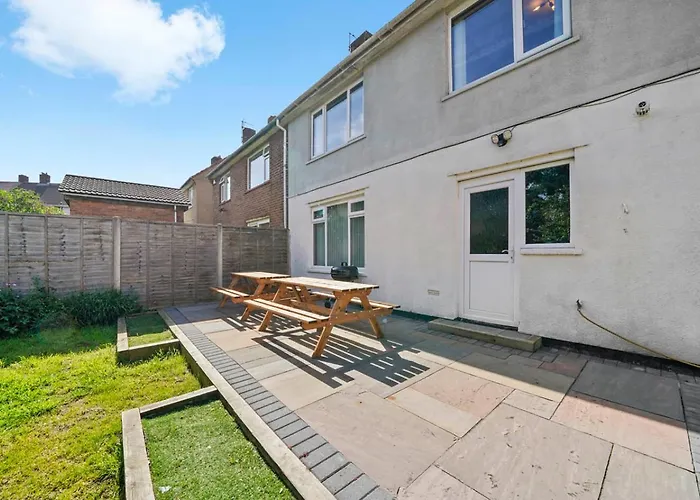 Spacious Luxury Garden House Free Parking Feriehus