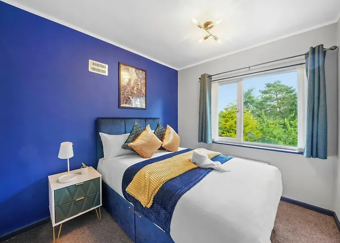 Spacious Luxury Garden House Free Parking Hébergement de vacances